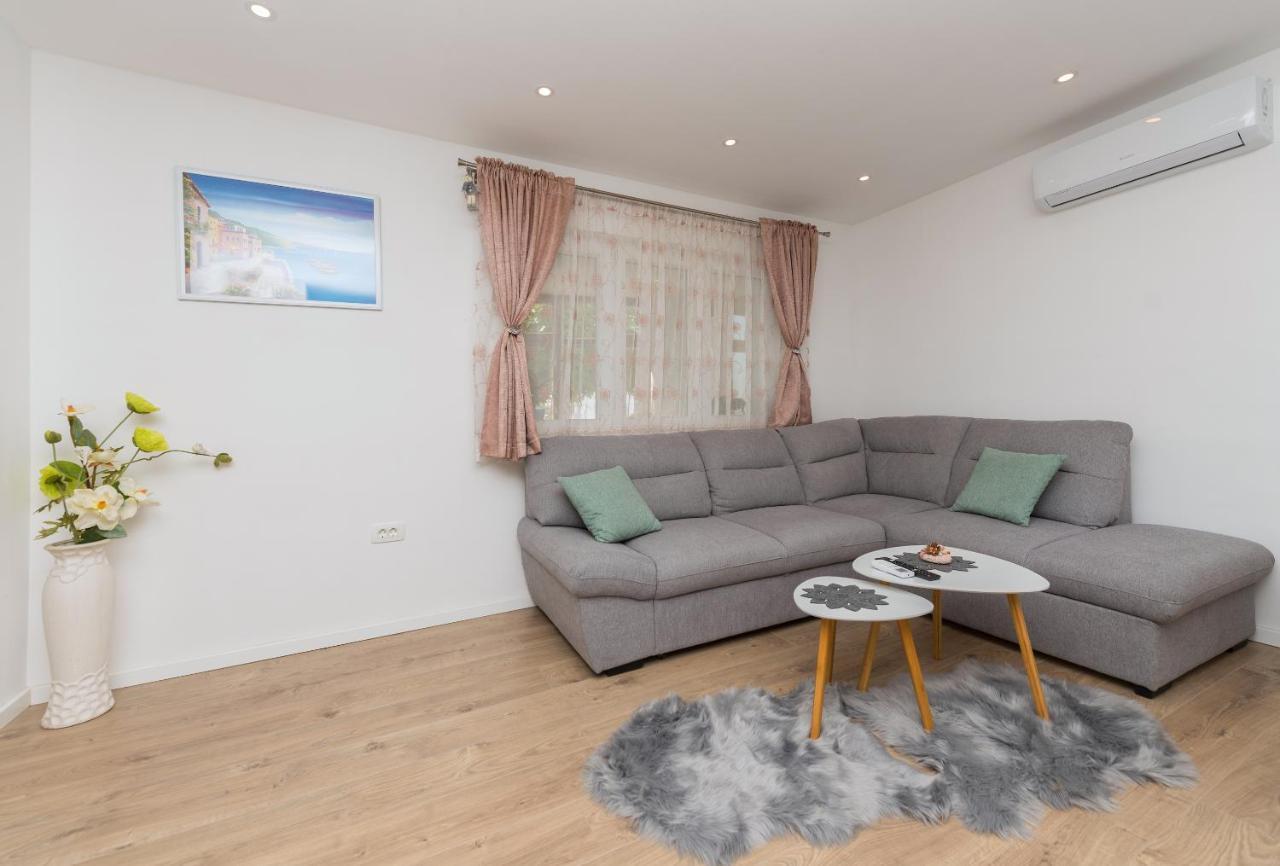Apartment Strawberry Макарска Екстериор снимка