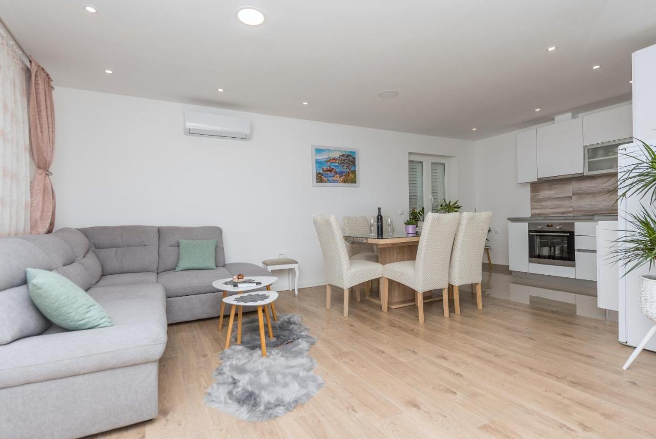 Apartment Strawberry Макарска Екстериор снимка