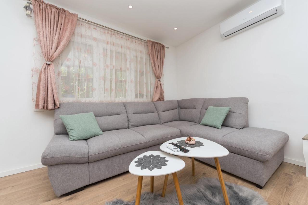 Apartment Strawberry Макарска Екстериор снимка