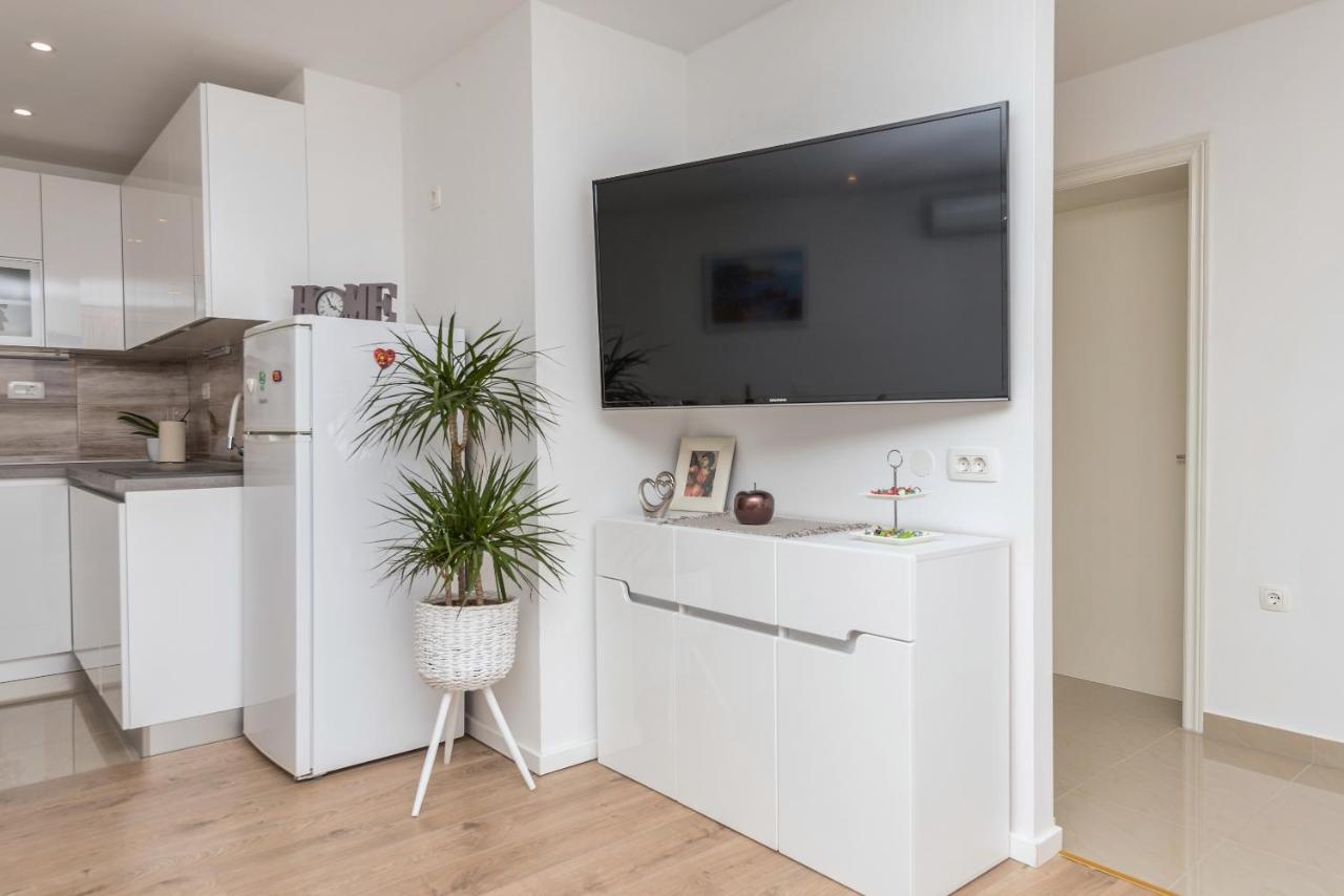 Apartment Strawberry Макарска Екстериор снимка